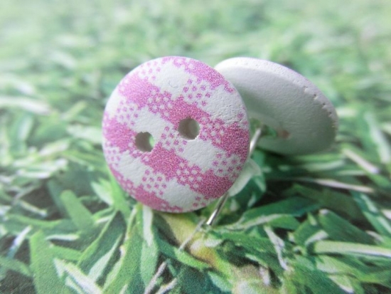 Preview: Holz Knopf Ohrstecker Karo Muster kariert rosa